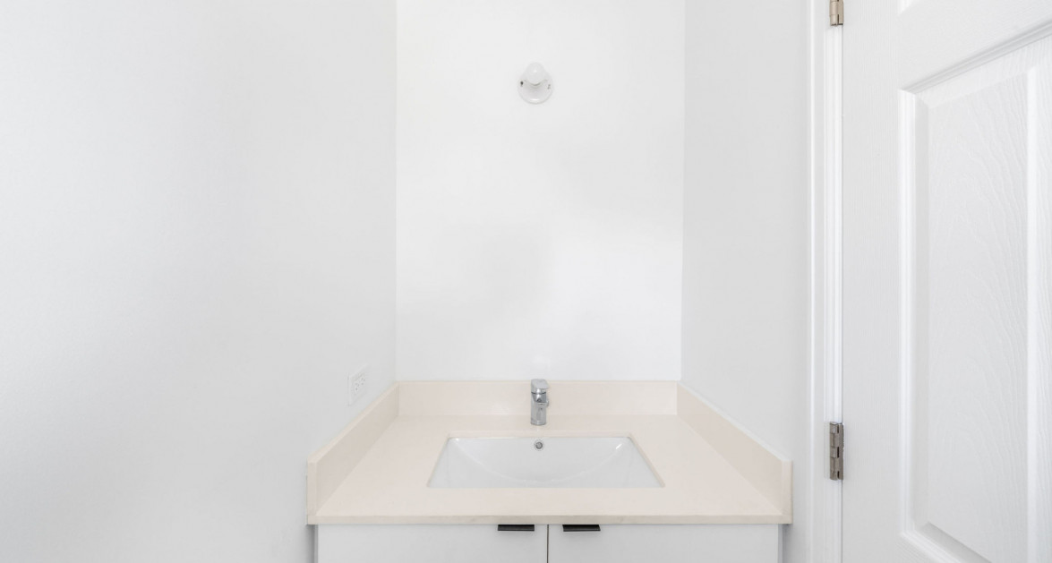 Ocean Front Windsor Village Corner 2 Bed Newly Renovated - Image 26