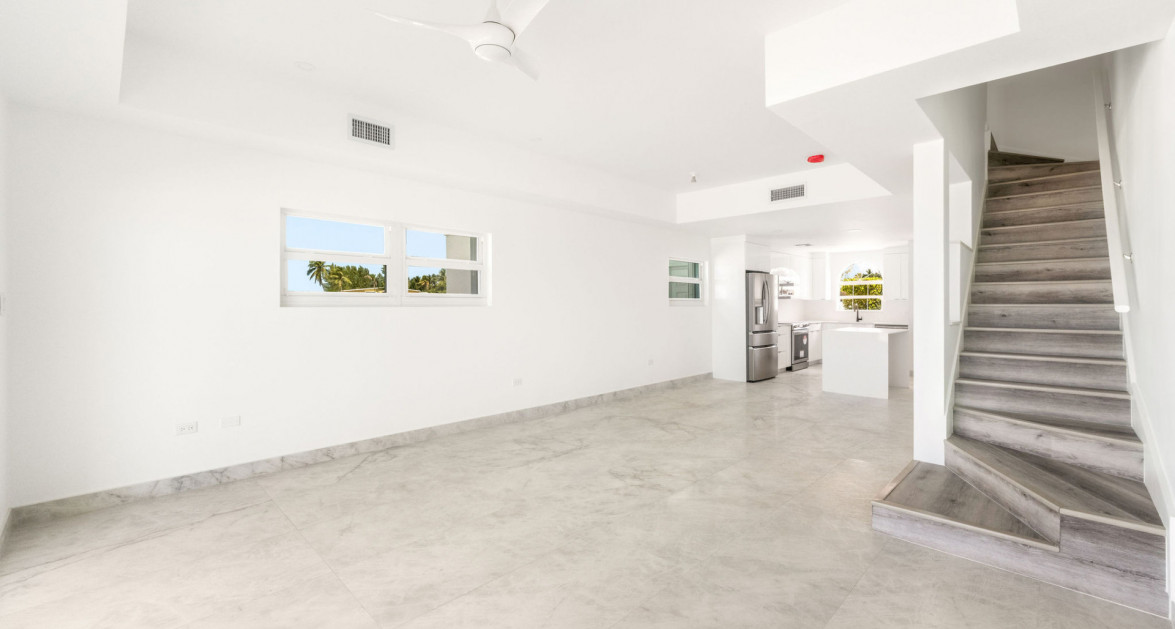 Ocean Front Windsor Village Corner 2 Bed Newly Renovated - Image 14