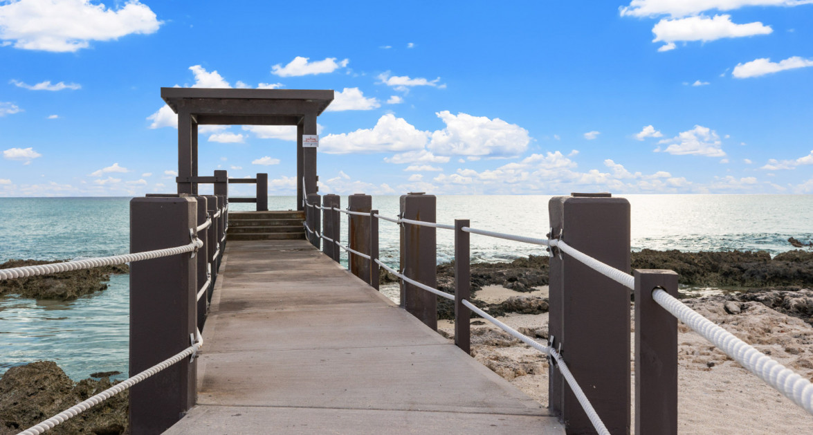 Ocean Front Windsor Village Corner 2 Bed Newly Renovated - Image 6