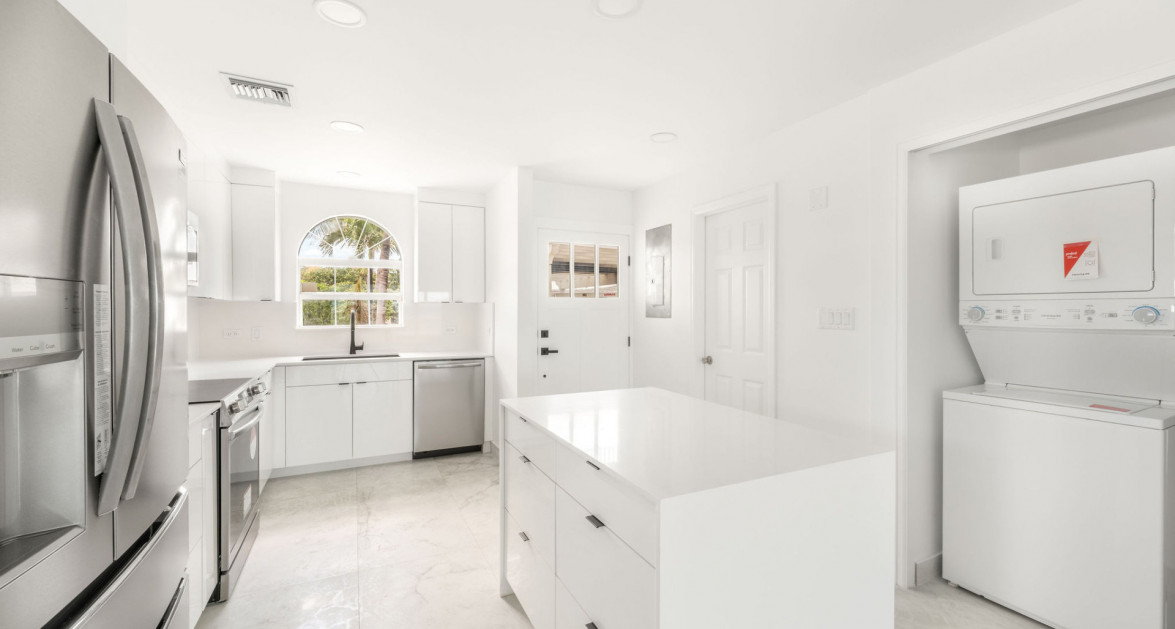 Ocean Front Windsor Village Corner 2 Bed Newly Renovated - Image 17