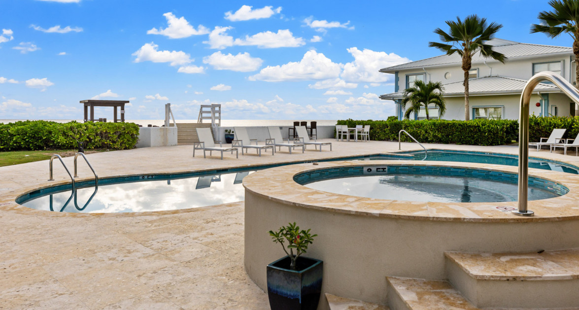 Ocean Front Windsor Village Corner 2 Bed Newly Renovated - Image 4