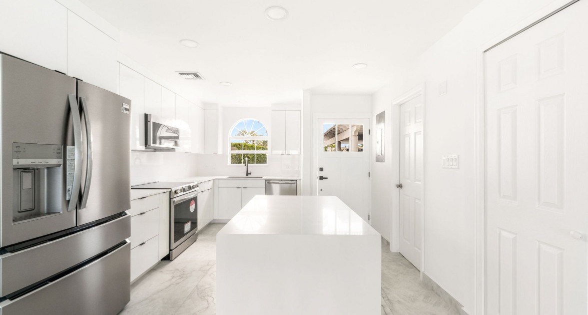 Ocean Front Windsor Village Corner 2 Bed Newly Renovated - Image 1