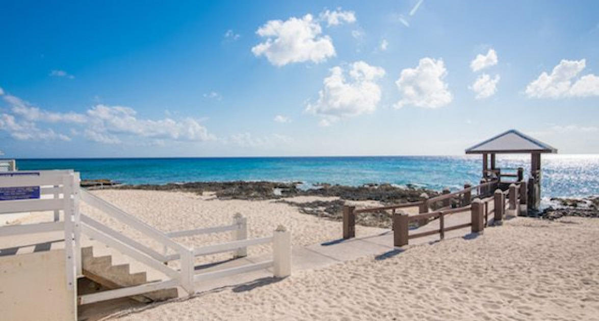 Ocean Front Windsor Village Corner 2 Bed Newly Renovated - Image 2