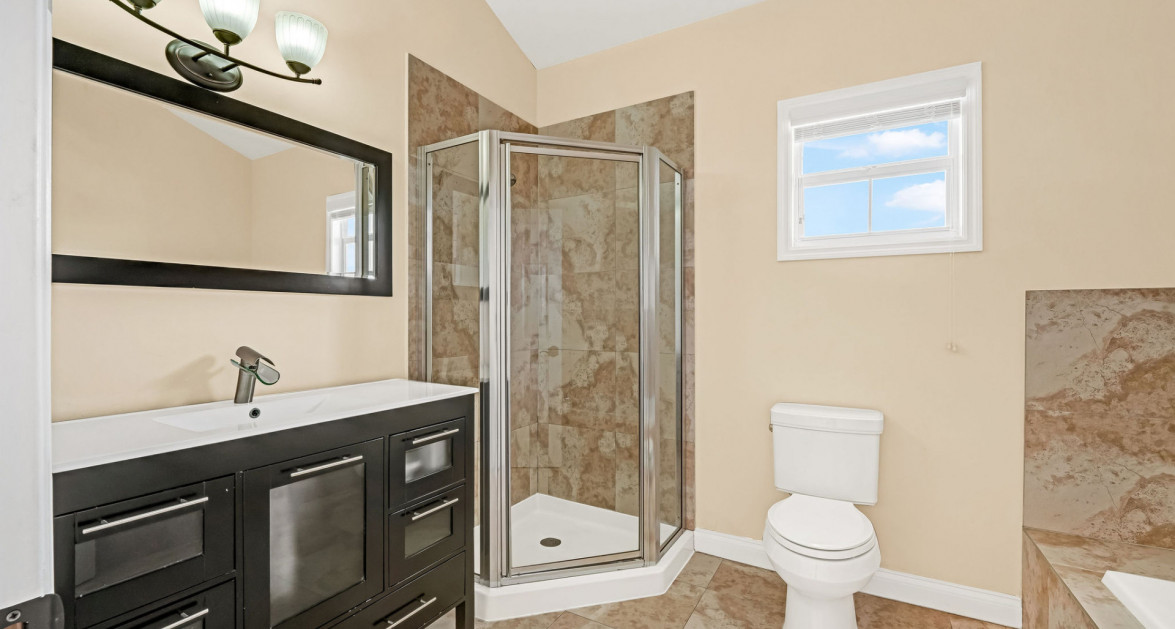 Ocean Front Windsor Village Corner 2 Bed Newly Renovated - Image 9