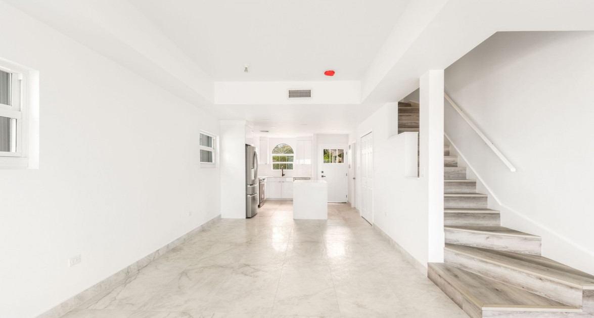 Ocean Front Windsor Village Corner 2 Bed Newly Renovated - Image 16