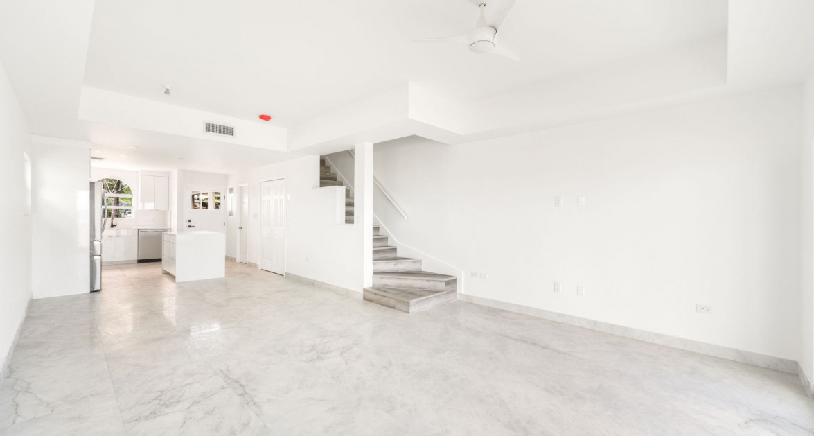 Ocean Front Windsor Village Corner 2 Bed Newly Renovated - Image 15