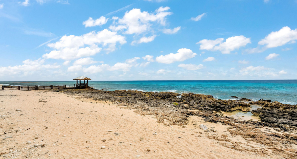 Ocean Front Windsor Village Corner 2 Bed Newly Renovated - Image 5
