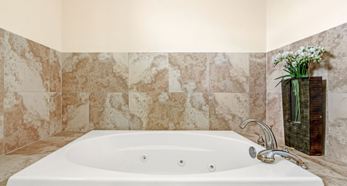 Ocean Front Windsor Village Corner 2 Bed Newly Renovated - Image 8