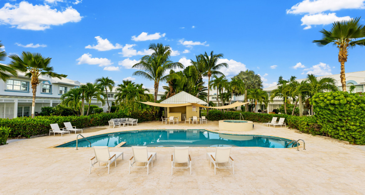 Ocean Front Windsor Village Corner 2 Bed Newly Renovated - Image 1