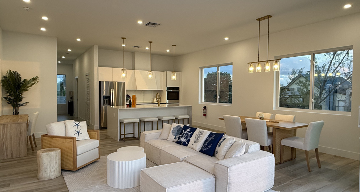 Oceanfront Penthouse- Stunning New 3 Bed- Sunset Point - Image 1