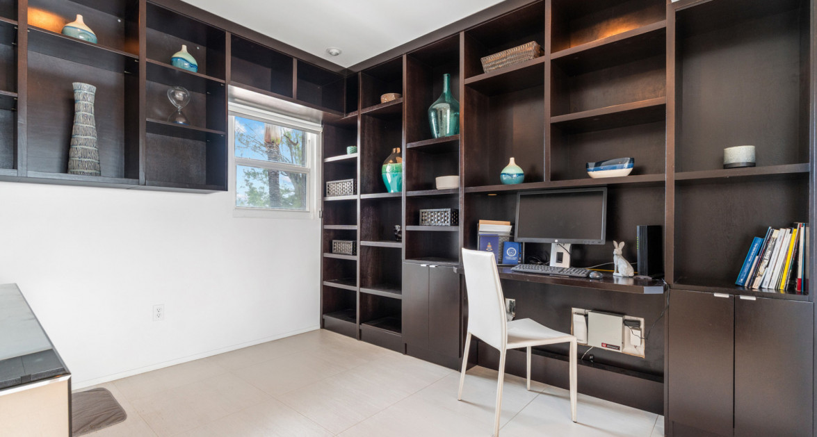 Old Prospect Groves #13 (Stunning 3 Bed, 3 Bath w/ Den Beachfront Residence) - Image 13