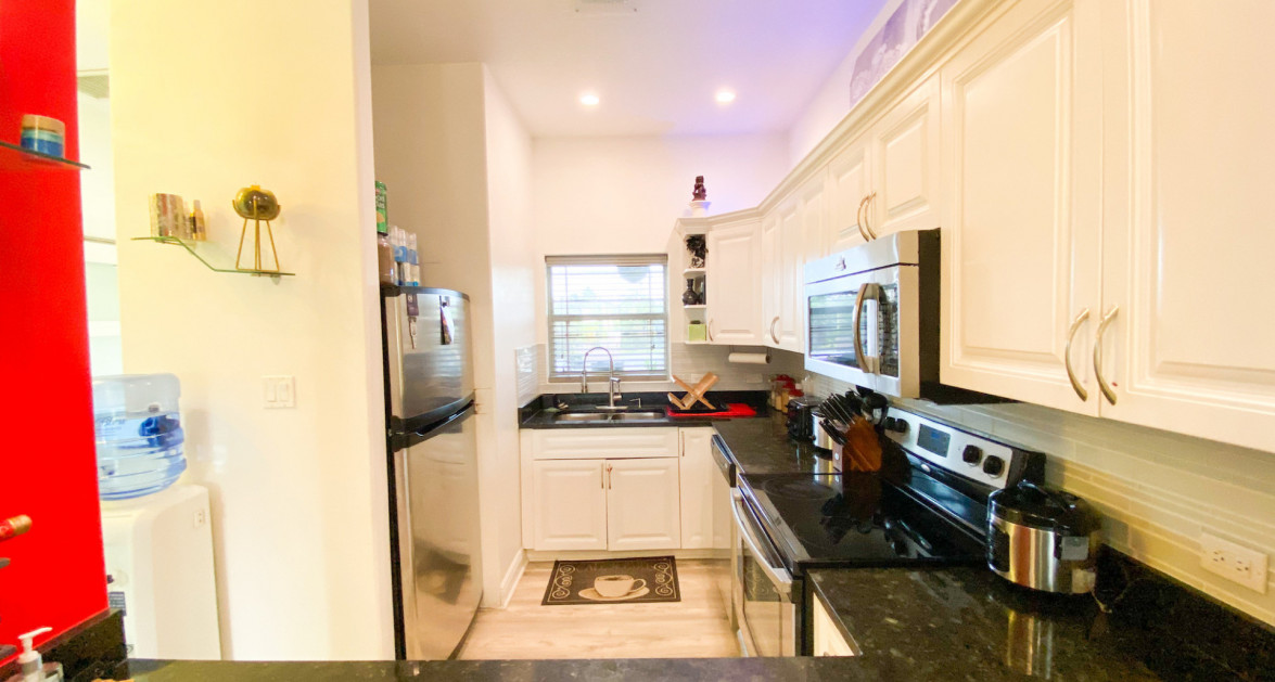 Omega Bay Gardens 1 Bed + Den - Image 3