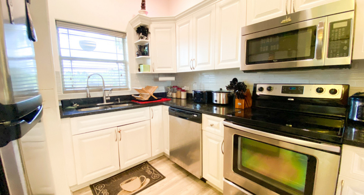 Omega Bay Gardens 1 Bed + Den - Image 4