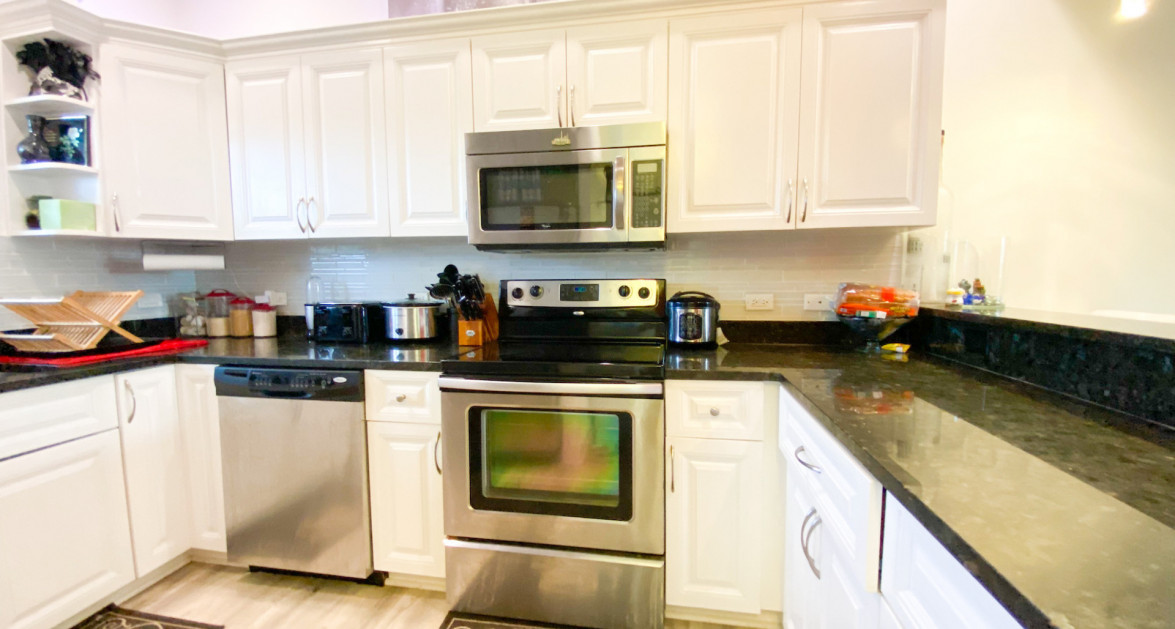 Omega Bay Gardens 1 Bed + Den - Image 2