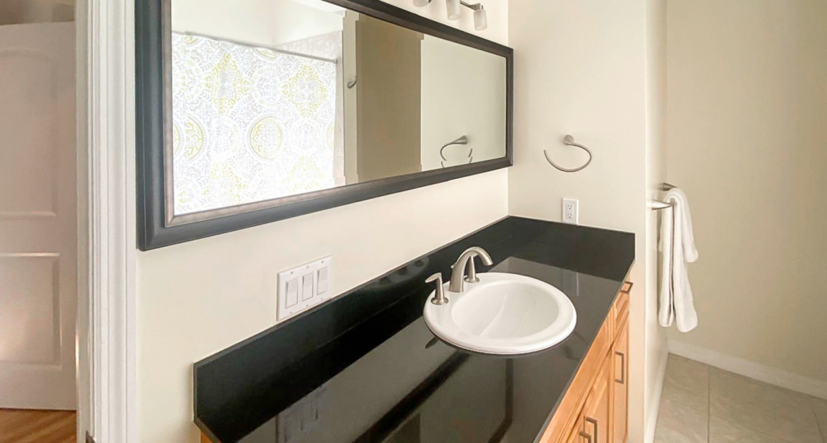 Satin Wood 4 Bdrm 3 Bath Home - Image 12