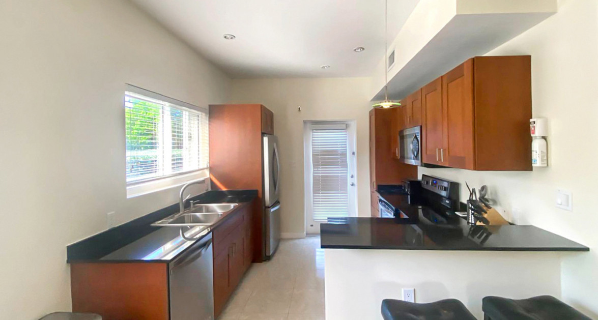 Satin Wood 4 Bdrm 3 Bath Home - Image 3