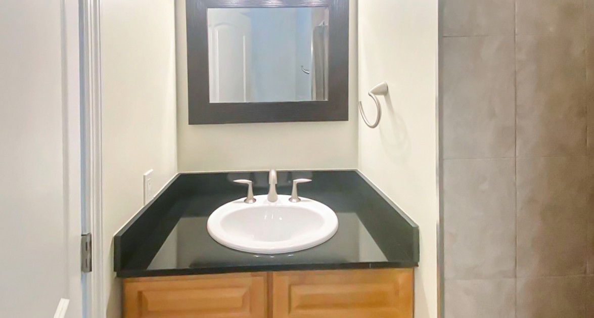 Satin Wood 4 Bdrm 3 Bath Home - Image 9