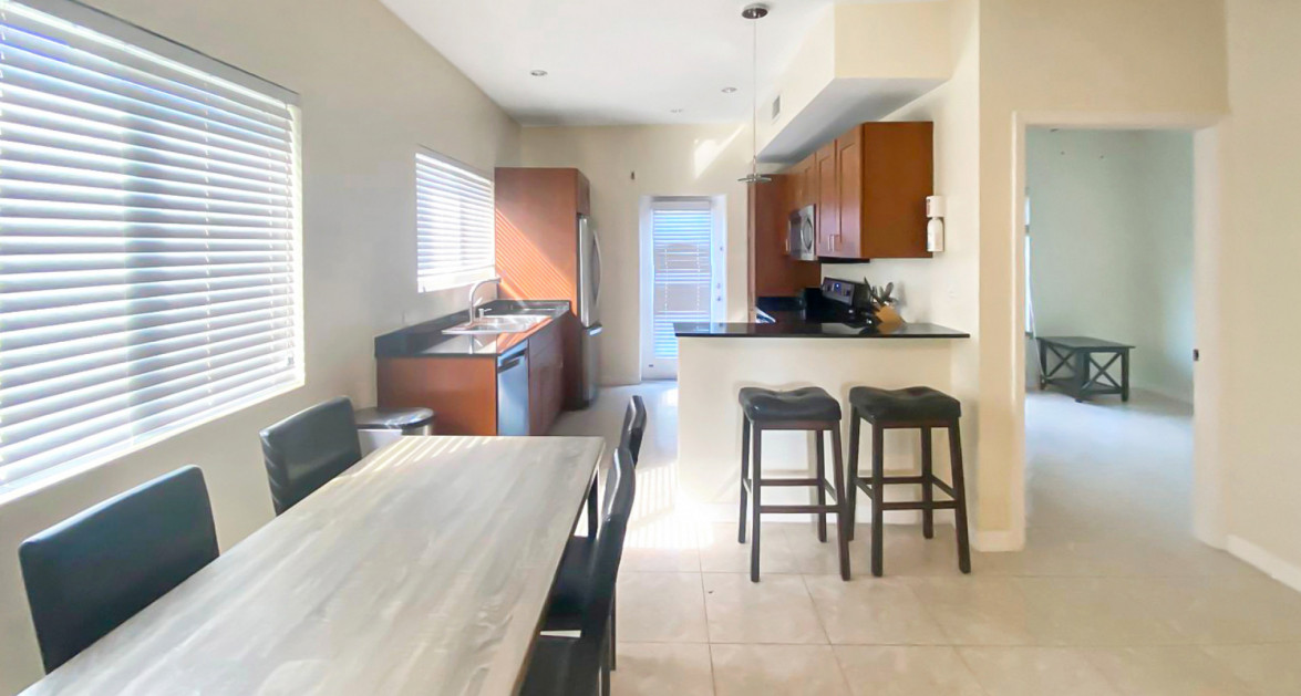 Satin Wood 4 Bdrm 3 Bath Home - Image 2