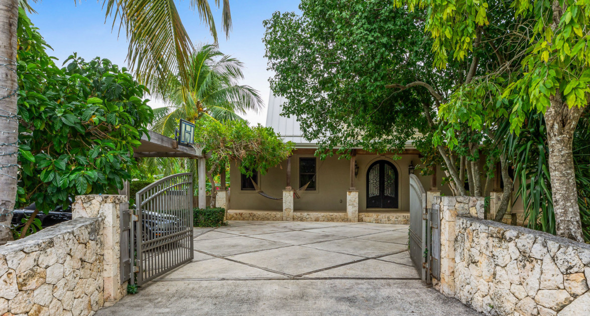 SAVANNAH 3 BED/3.5 BATH CHARMING COTTAGE HOME WITH INCOME PRODUCING UNIT - Image 1