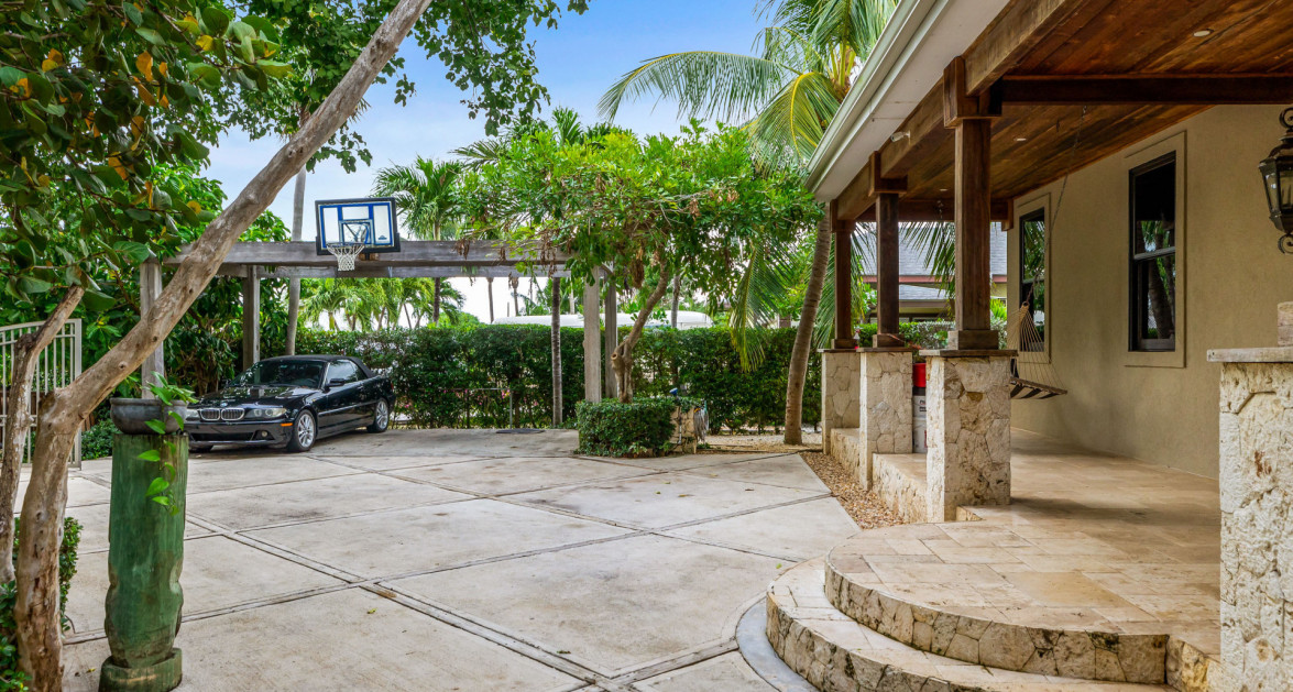 SAVANNAH 3 BED/3.5 BATH CHARMING COTTAGE HOME WITH INCOME PRODUCING UNIT - Image 6