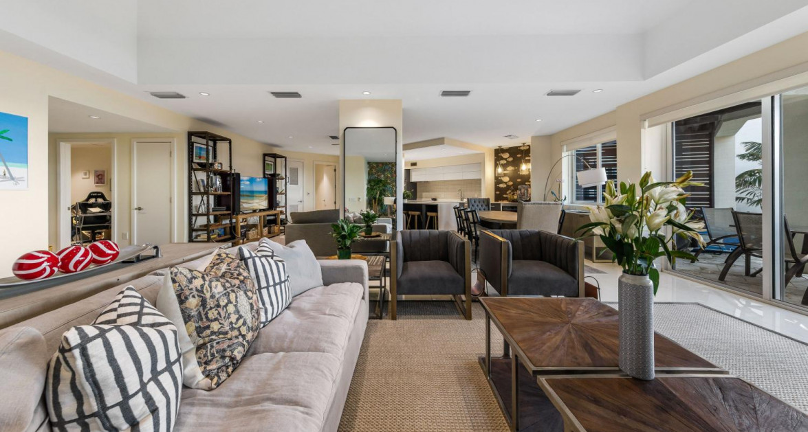 SeaView 103 - Stylish Waterfront living with Panoramic Views - Image 4