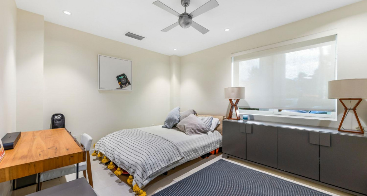 SeaView 103 - Stylish Waterfront living with Panoramic Views - Image 9