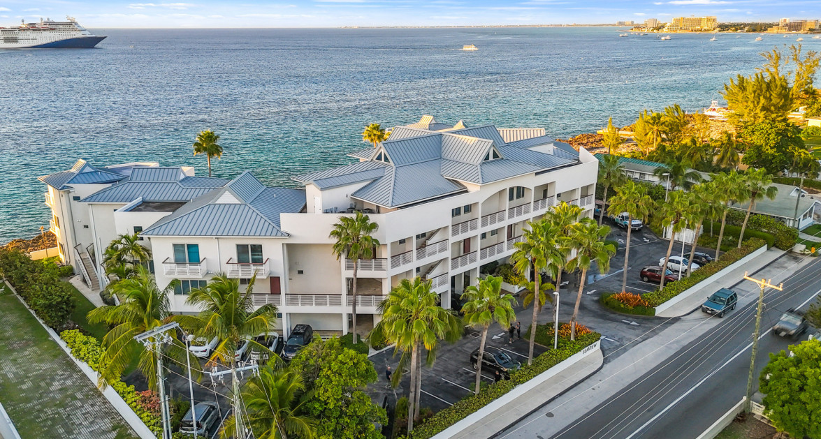 SeaView 103 - Stylish Waterfront living with Panoramic Views - Image 16