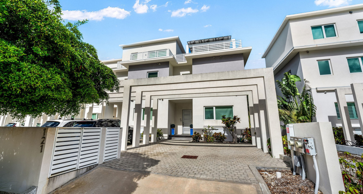 Solara Upgraded 3 Bed End Unit Townhome - Image 33