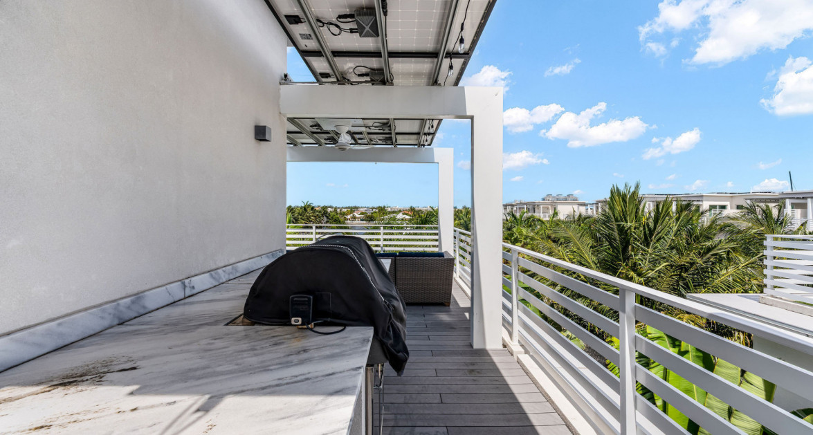 Solara Upgraded 3 Bed End Unit Townhome - Image 32