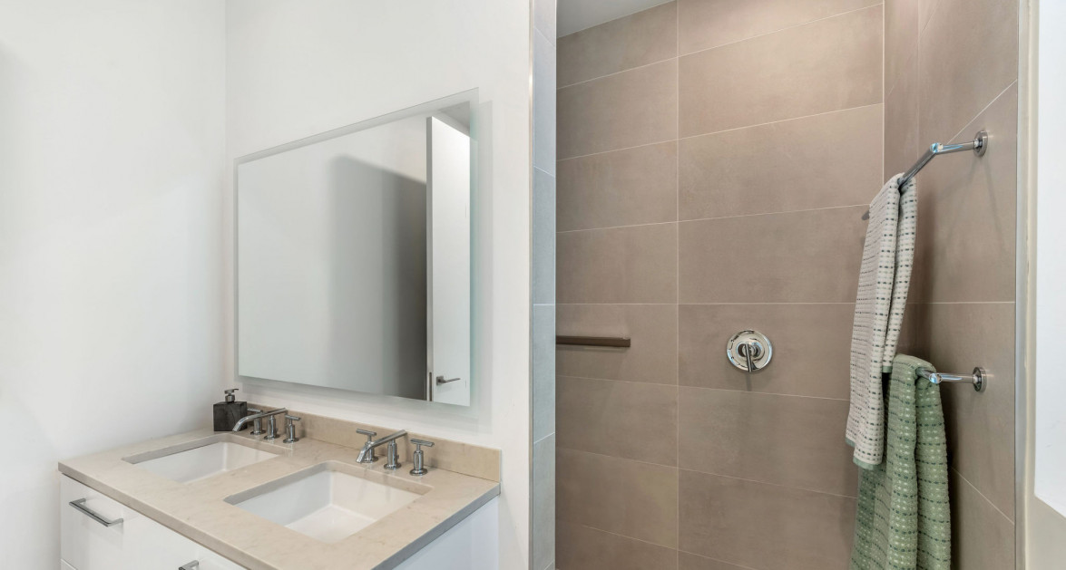 Solara Upgraded 3 Bed End Unit Townhome - Image 18