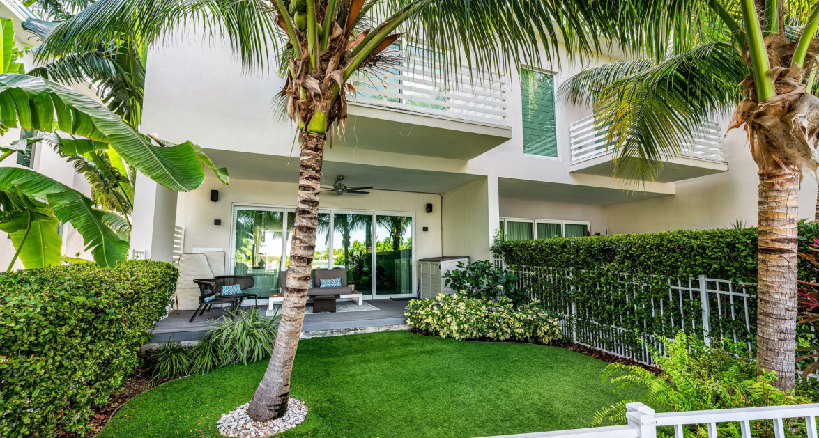 Solara Upgraded 3 Bed End Unit Townhome - Image 16