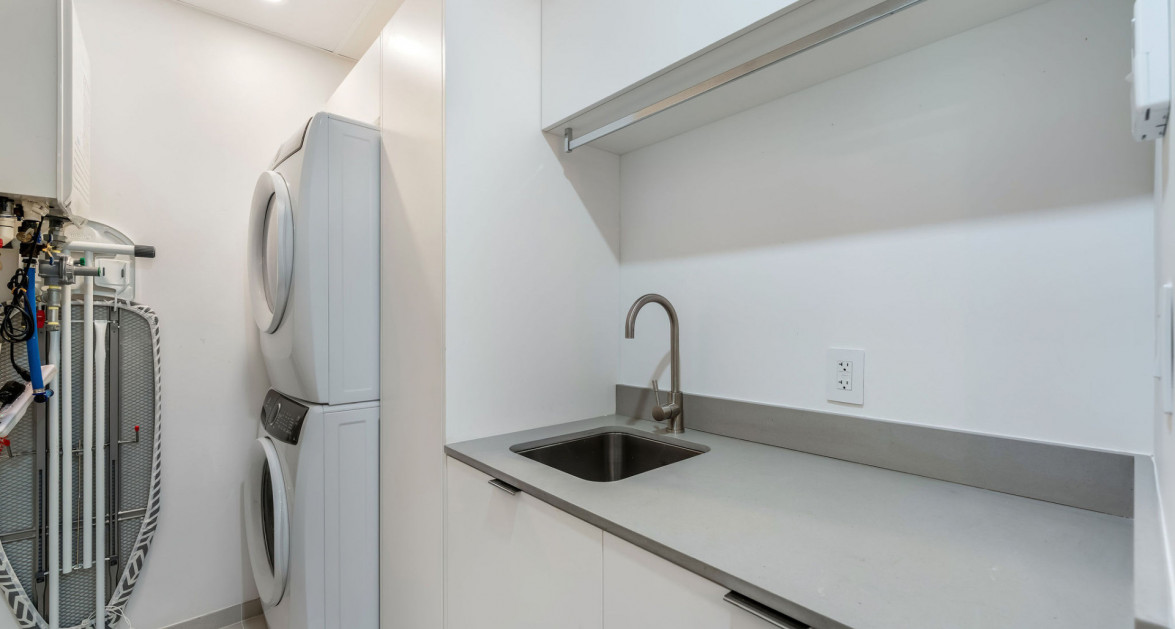 Solara Upgraded 3 Bed End Unit Townhome - Image 26