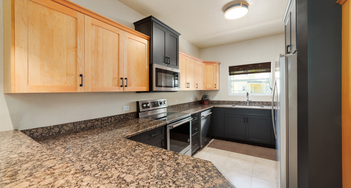 SPACIOUS 3 BED + DEN TOWNHOME AT L'AMBIENCE - Image 2