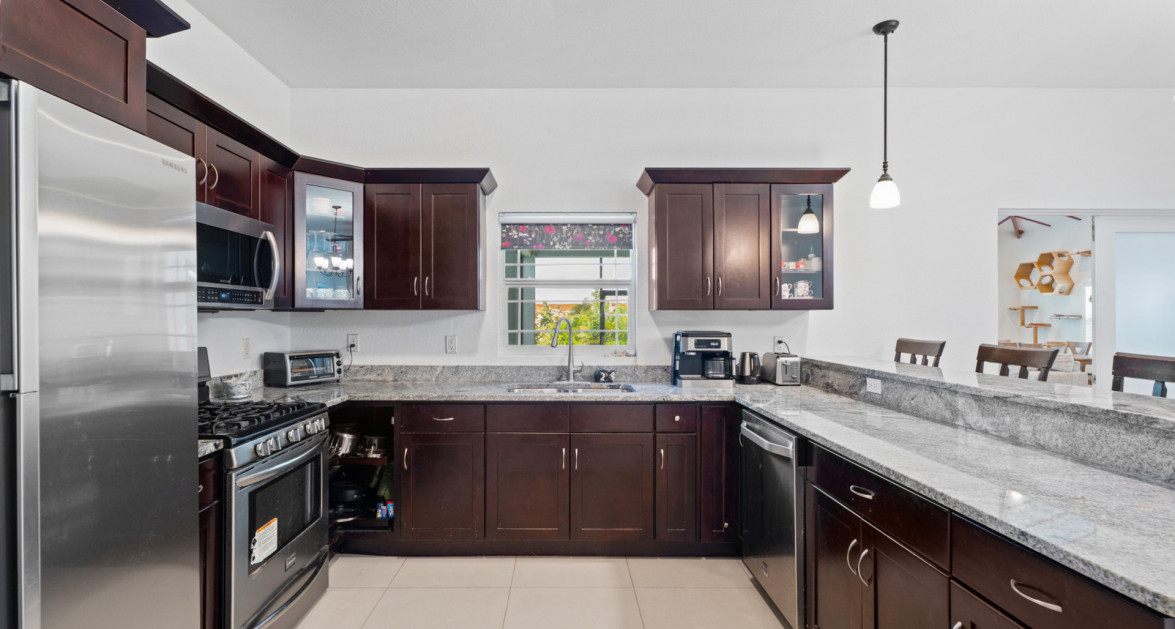 Spacious West Bay Family Home with Modern Extension, Mature Garden & Pickleball Court - Image 10