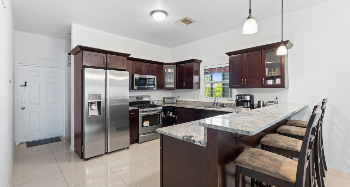 Spacious West Bay Family Home with Modern Extension, Mature Garden & Pickleball Court - Image 9