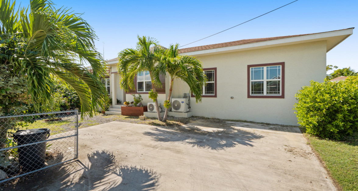 Spacious West Bay Family Home with Modern Extension, Mature Garden & Pickleball Court - Image 21