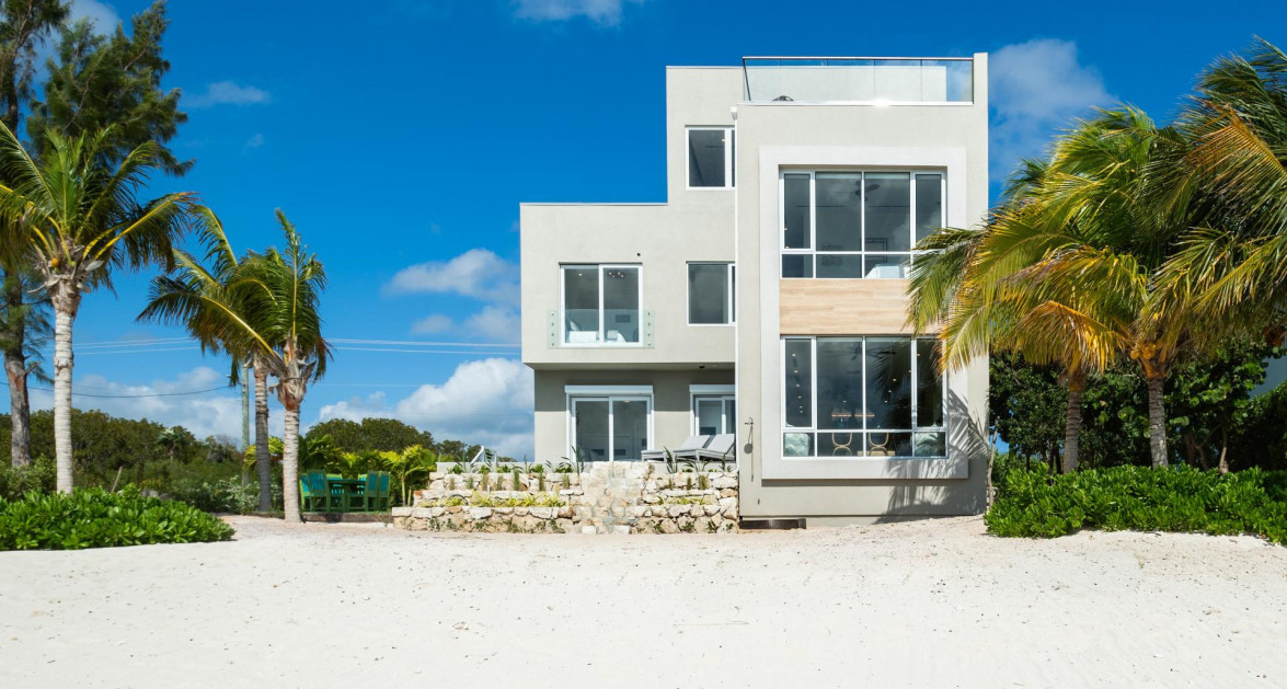 Stunning Seaside Sandy Beach Villa in East End - Image 8