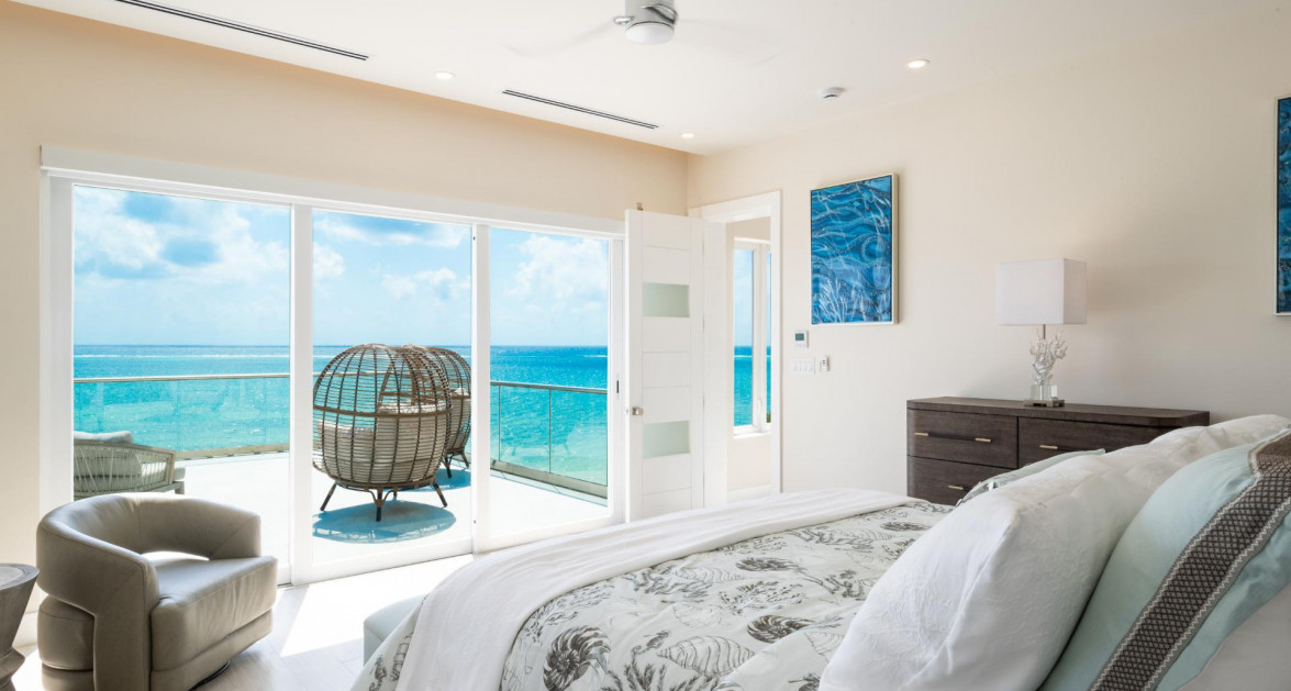 Stunning Seaside Sandy Beach Villa in East End - Image 14
