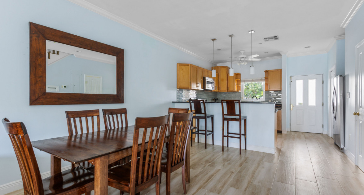 Two Bedroom Townhouse on Palm Heights Canal - Image 5