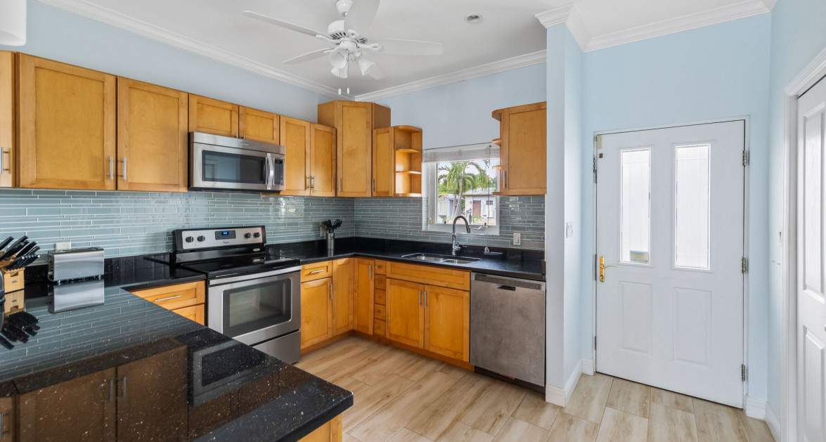 Two Bedroom Townhouse on Palm Heights Canal - Image 4