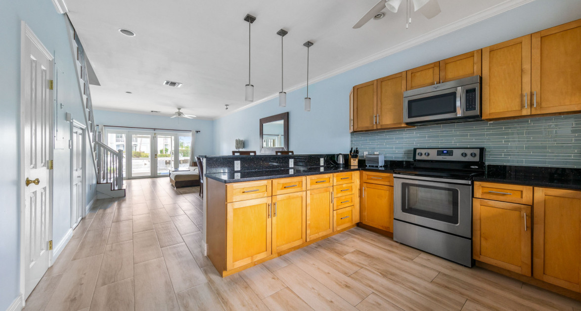 Two Bedroom Townhouse on Palm Heights Canal - Image 3