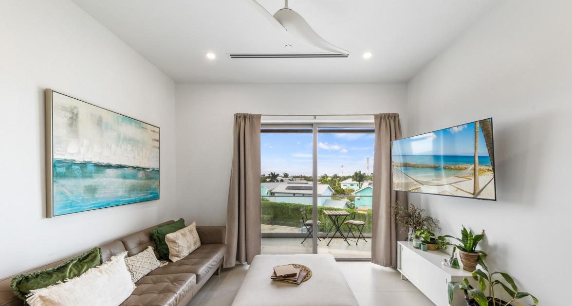Unit 209  Harbour Walk | Mini-Penthouse with Den and Exclusive Perks - Image 1