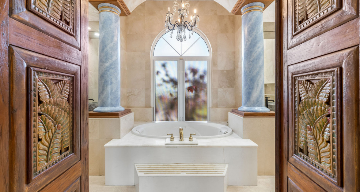 VILLA D'ESTE - PROSPECT POINT WATERFRONT HOME - Image 12