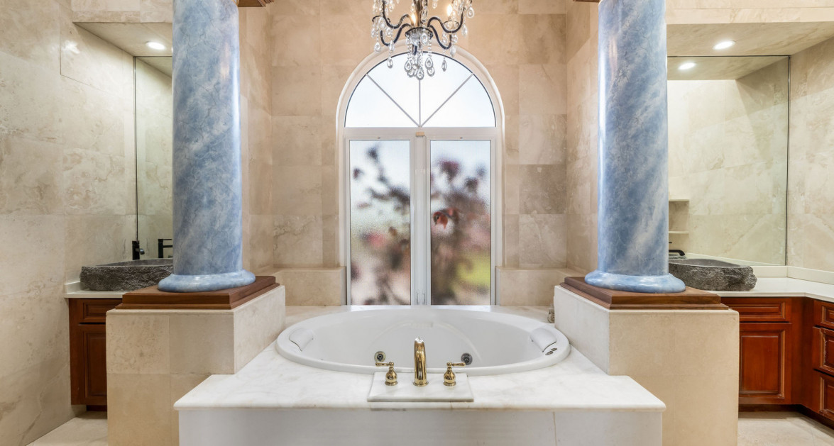 VILLA D'ESTE - PROSPECT POINT WATERFRONT HOME - Image 13