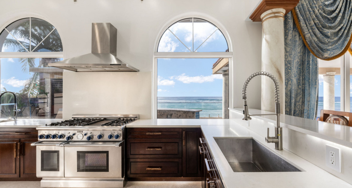 VILLA D'ESTE - STUNNING SEAFRONT HOME - Image 9