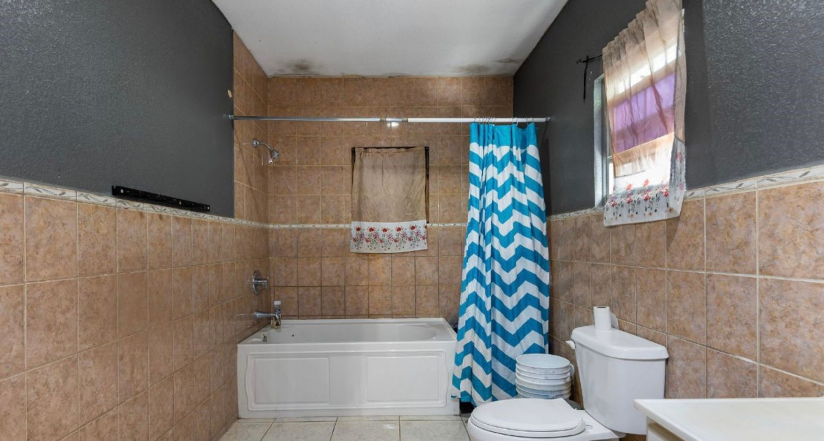 WEST BAY MULTI UNIT INCOME PRODUCING PROPERTY - Image 13