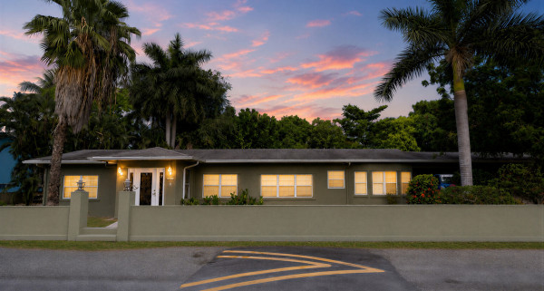 4 Bedroom Home With 2 Cottages