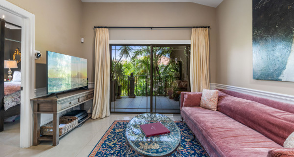 Beautifully Upgraded Lantern Point Condo