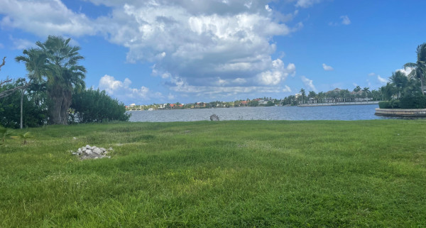 Governors Harbour - Very Wide Lot