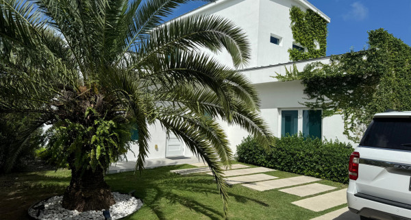 "Hideaway Hill" Lush Modern Elegance Close To Sea Access